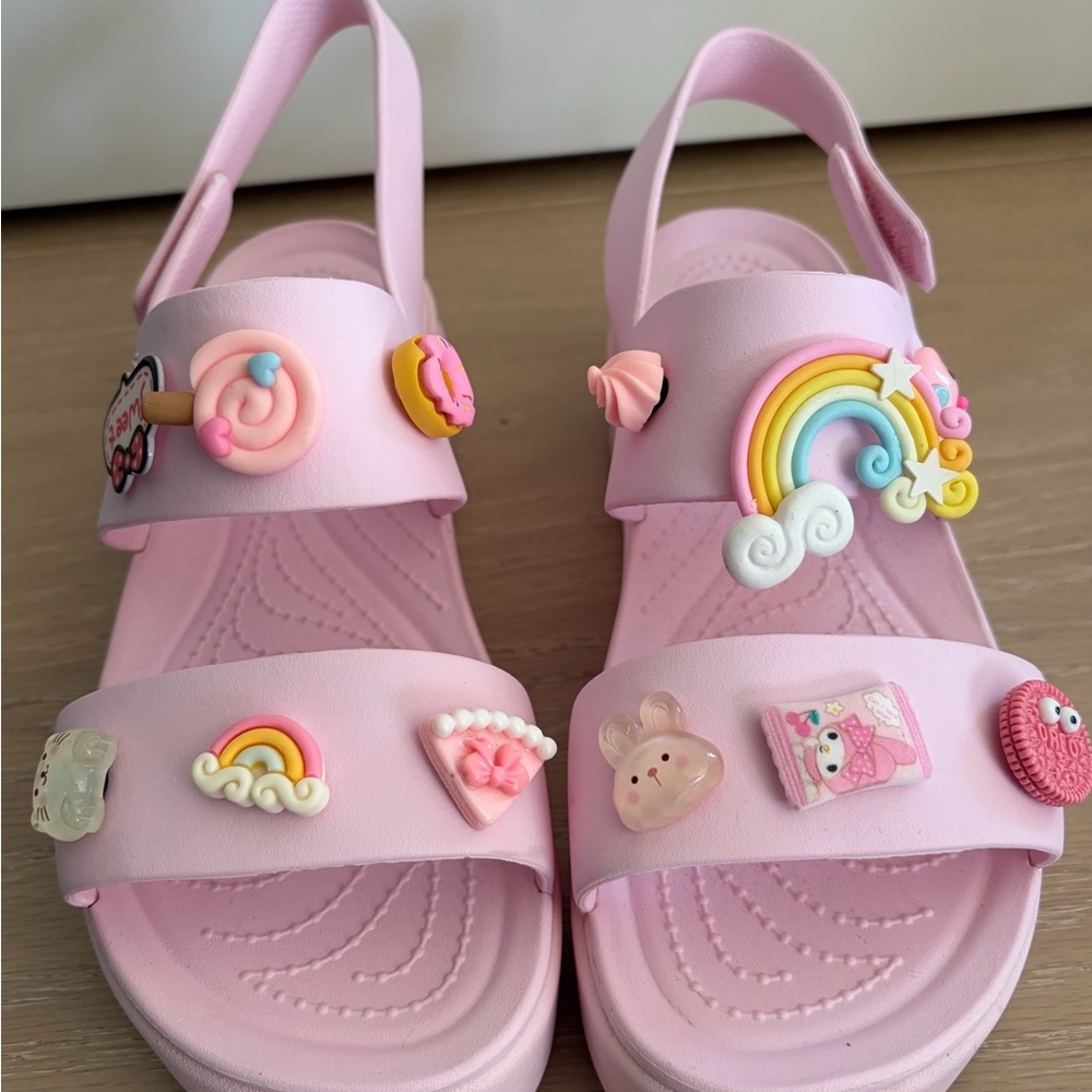 Moving Sale 🌟 Crocs Pink Brooklyn 4U Wedges with Charms